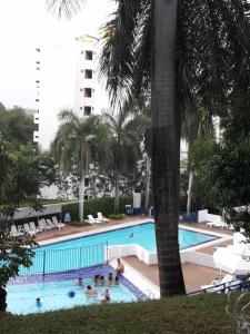 Bazén v ubytování girardot resort apto102 nebo v jeho okolí
