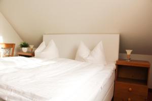 レリクにある"Im Seewind"の白いベッド(白いシーツ、枕付)