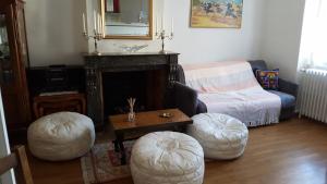 - un salon avec un canapé et deux ottomanes dans l'établissement TOURNUS Belle maison vue sur Saône, à Tournus