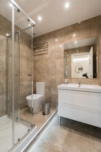 y baño con ducha, lavabo y aseo. en Strategically Located, Pleasure Guaranteed en Lisboa