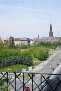 uma vista para uma rua da cidade com carros na estrada em Suite Place de l'Etoile em Estrasburgo