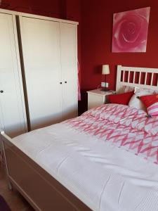 A bed or beds in a room at Villa - zeezicht, zwembad