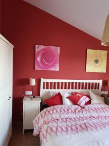 A bed or beds in a room at Villa - zeezicht, zwembad