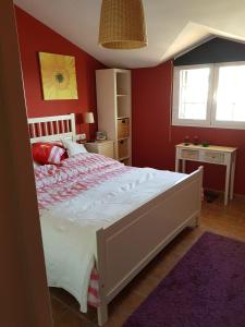 A bed or beds in a room at Villa - zeezicht, zwembad Még 36 kép