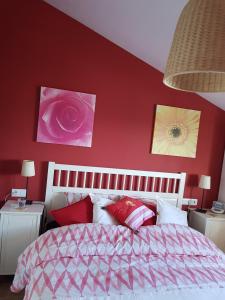 A bed or beds in a room at Villa - zeezicht, zwembad