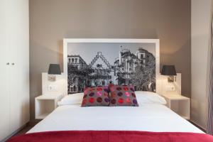 バルセロナにあるBCNGOTIC43の白いベッド1台付きのベッドルーム1室(壁に絵画付)
