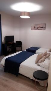 1 dormitorio con 1 cama grande y escritorio en L'Oustal, en Naves
