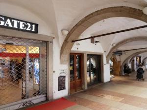 una tienda con puertas arqueadas en un edificio en Portico88 en Trento