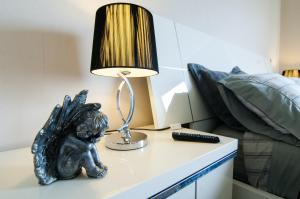 a lamp sitting on a table next to a bed at Viña Town House in Viña del Mar