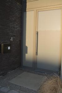 uma porta para um edifício com uma parede de tijolos em Appartroom Hasselt em Hasselt