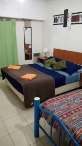 een slaapkamer met 2 bedden en een spiegel bij Depto semicentrico. in Tandil