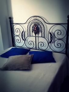 アルモグラヴェにあるNavegante's Houseのベッド(白黒のヘッドボード、青の枕付)