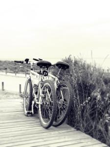 a bike parked on a boardwalk near the beach at Navegante's House in Almograve