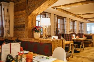 ein Restaurant mit Holzwänden und -tischen und einer Lampe in der Unterkunft Familien- und Wellnesshotel "Viktoria" in Oberstdorf