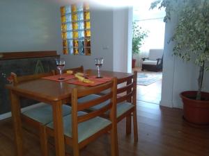 ポンタ・デルガダにあるCasa da Ladeiraのワイン2杯とバナナを添えたテーブル