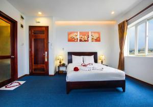 Un pat sau paturi într-o cameră la Legacy Hotel