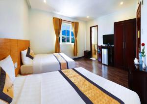 Un pat sau paturi într-o cameră la Legacy Hotel