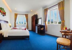 Un pat sau paturi într-o cameră la Legacy Hotel