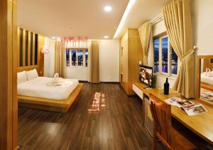 Un pat sau paturi într-o cameră la Legacy Hotel