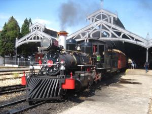 a steam engine train is sitting on the tracks at Hotel Cristo Rei 611 in São João del Rei