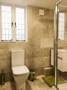 y baño con aseo y ducha. en The Three Gables en Stratford-upon-Avon