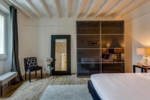 フィレンツェにあるApartments Florence - Chiara Stylishのベッドルーム1室(ベッド1台、椅子付)