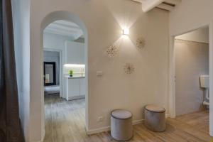 フィレンツェにあるApartments Florence - Chiara Stylishのバスルーム(スツール2つ、鏡付きの壁付)