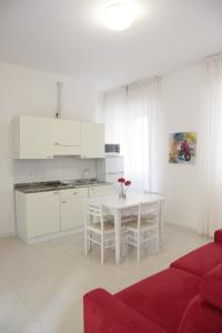 A kitchen or kitchenette at Residence Villa Ofelia