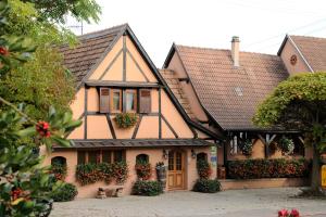 una casa con techo marrón en Gite coté jardin FAHRER ACKERMANN, en Rorschwihr