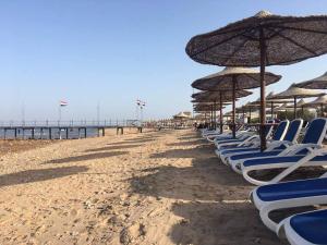 A beach at or near az apartmanházakat