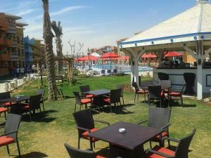 A restaurant or other place to eat at Studio chalet Porto South Beach families