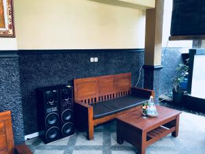 a room with a bed and a table and speakers at Yudhist Guest House in Nusa Lembongan