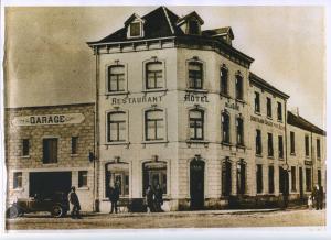 een oude foto van een gebouw in een straat bij Gîte Les 4 Vins in Longlier