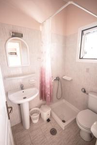 ラガナスにあるGeorge & Sofia Studiosのバスルーム(洗面台、トイレ、シャワー付)