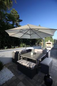 Patio alebo iná vonkajšia časť ubytovania The View Luxury Apartment Dramalj
