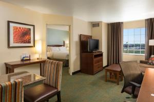 une chambre d'hôtel avec un lit et un salon dans l'établissement Staybridge Suites Sacramento-Folsom, an IHG Hotel, à Folsom
