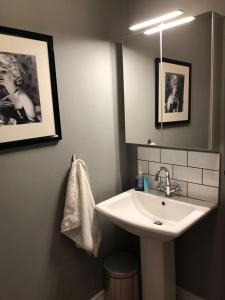 a bathroom with a sink and a mirror at Boutique Apartment Ballina Town Centre in Ballina
