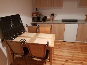 cocina con mesa, sillas y barra en 42-200 Hostel, en Częstochowa