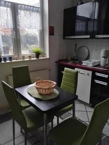 a kitchen with a table and chairs with a basket on it at Ferienwohnung ZENTRAL in Eisenach