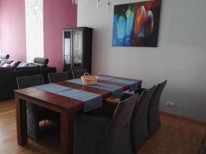 a dining room table with chairs and a painting on the wall at Ferienwohnung ZENTRAL in Eisenach