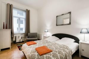 ブダペストにあるND 18 Apartmentsのベッドルーム1室(オレンジのタオル付きのベッド1台付)