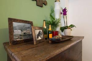 drewniany stół z butelkami i zdjęciem w obiekcie La Casa di Miele w mieście Perugia