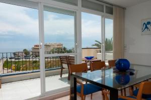 a dining room with a view of the ocean at Sitges Aiguadolç playa in Sitges