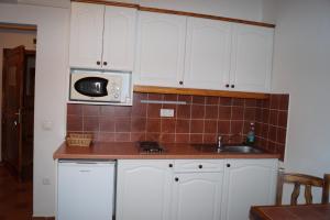 A kitchen or kitchenette at Emanapartmanok Sárvár