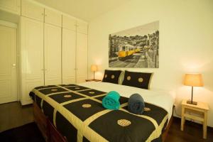 - une chambre avec un grand lit et des serviettes dans l'établissement Ola Lisbon -Areeiro, à Lisbonne