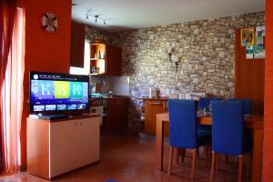TV a/nebo společenská místnost v ubytování Barbi Apartman KRK