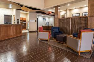 um átrio com cadeiras e uma sala de espera em Comfort Suites - University em Lubbock