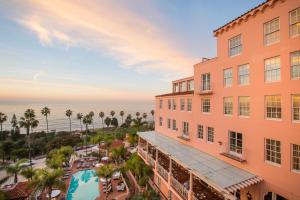 uma vista aérea do resort com o oceano ao fundo em La Valencia Hotel em San Diego