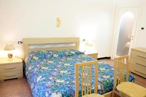 um quarto com uma cama e duas mesas de cabeceira em Relax e mare em Savona