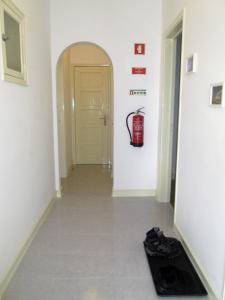un pasillo con un extintor en la pared en Belém Cozy Bedroom, en Lisboa